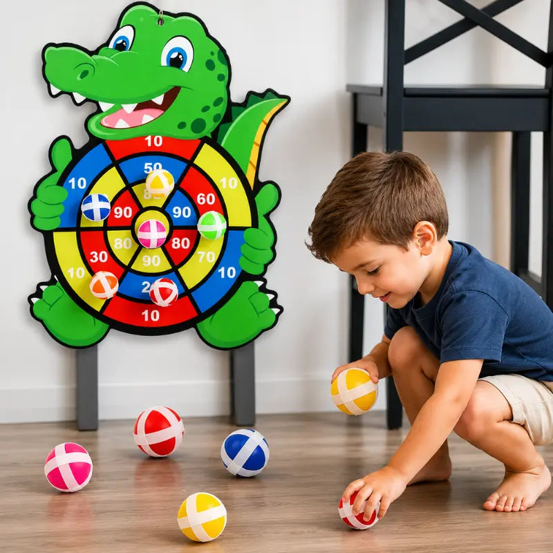 Criança brincando com o Alvo Ball, jogo de mira infantil com alvo de velcro para desenvolvimento motor.