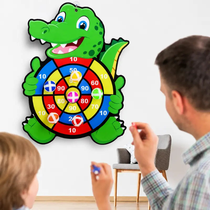 Pai e filho brincando com o Alvo Ball, jogo de mira infantil com bolinhas de velcro da Toca Kids.