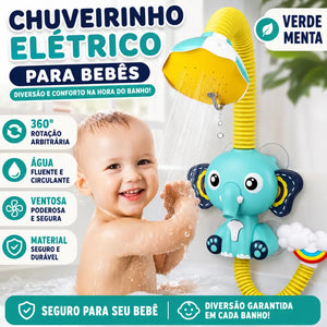 Bebê brincando com o chuveirinho AquaElefante durante o banho na banheira