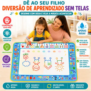 Criança usando AquaMagic Kids para desenhar com água e estimular brincadeiras sem telas