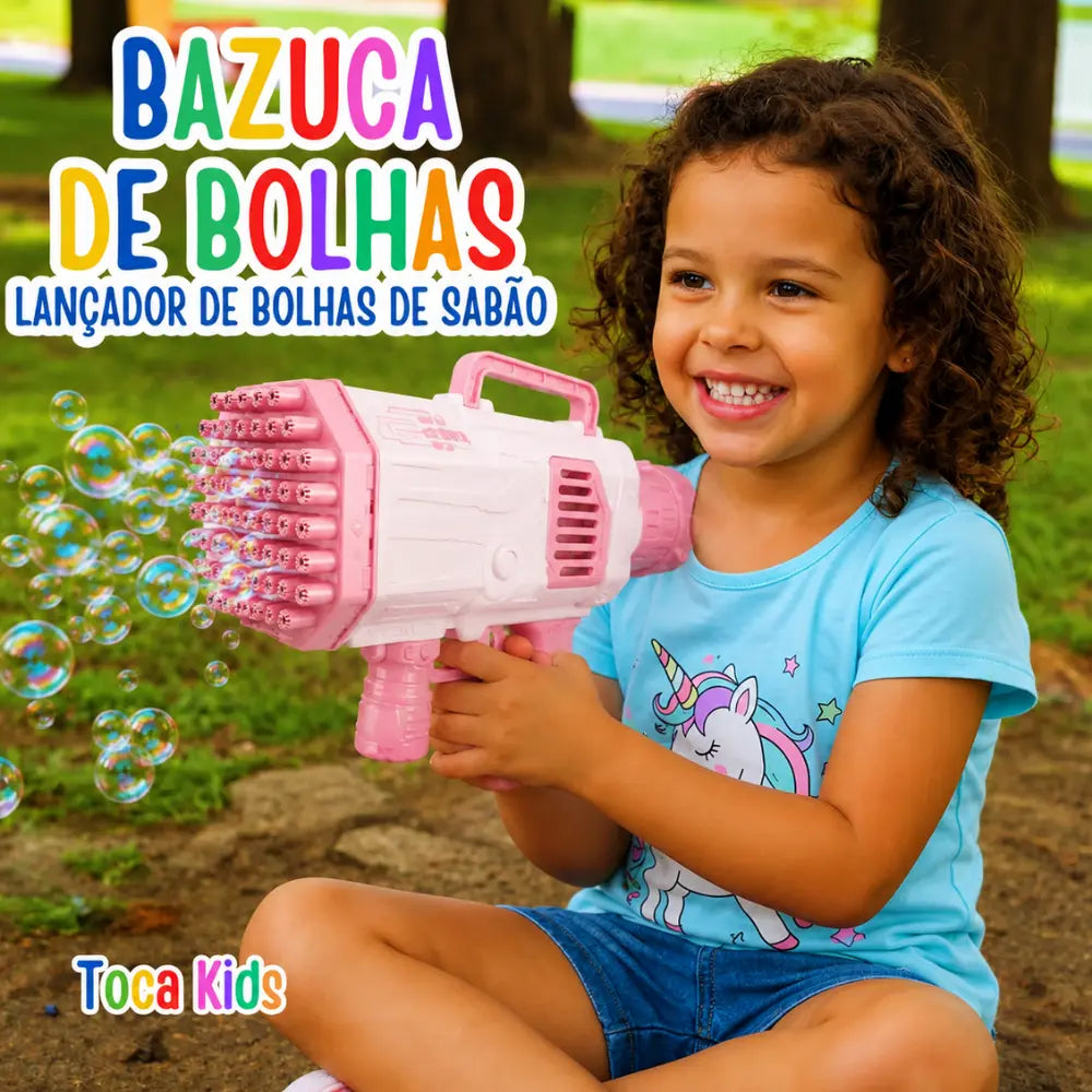 Criança brincando ao ar livre com bazuca de bolhas infantil rosa