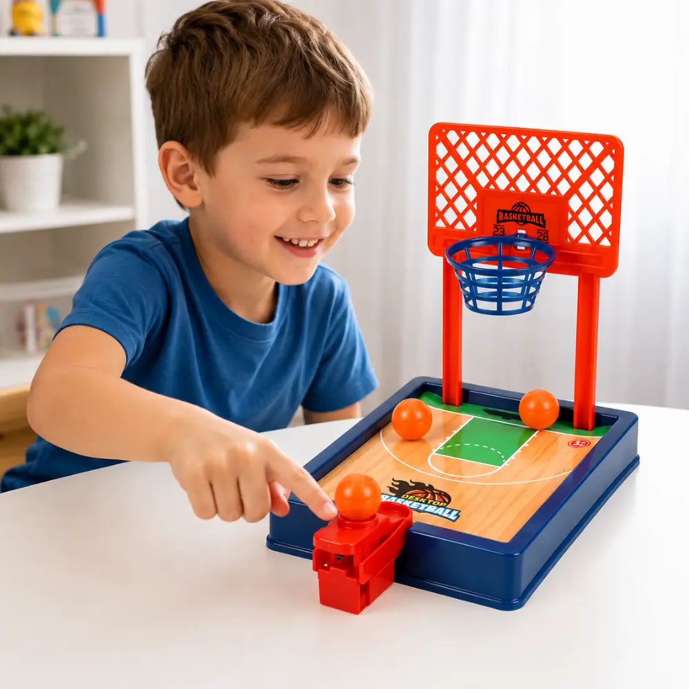Criança brincando com basquete de mesa infantil e lançador de bolinhas
