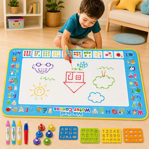 Criança brincando e desenhando com água no tapete AquaMagic Kids