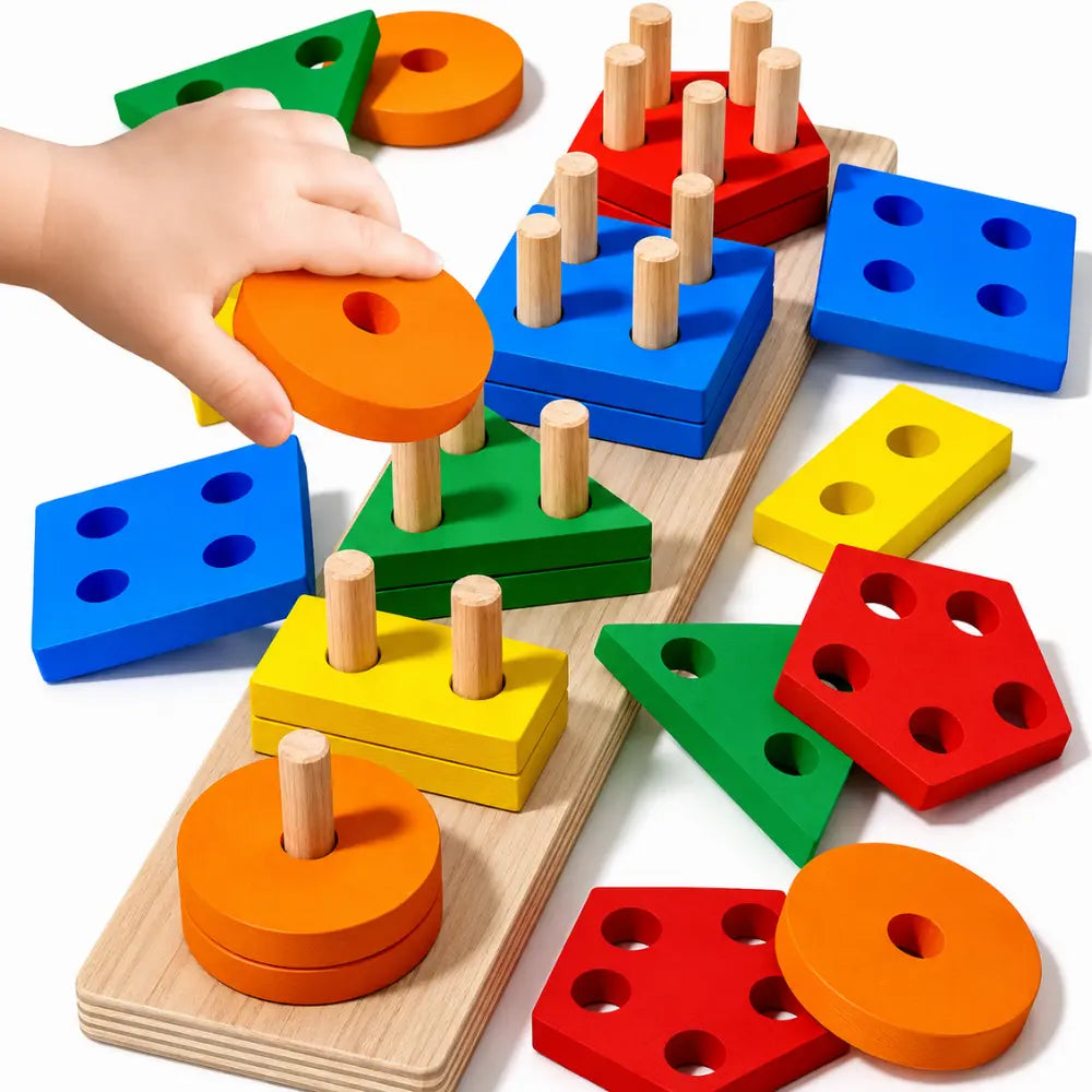 Criança encaixando formas geométricas coloridas em brinquedo educativo de madeira
