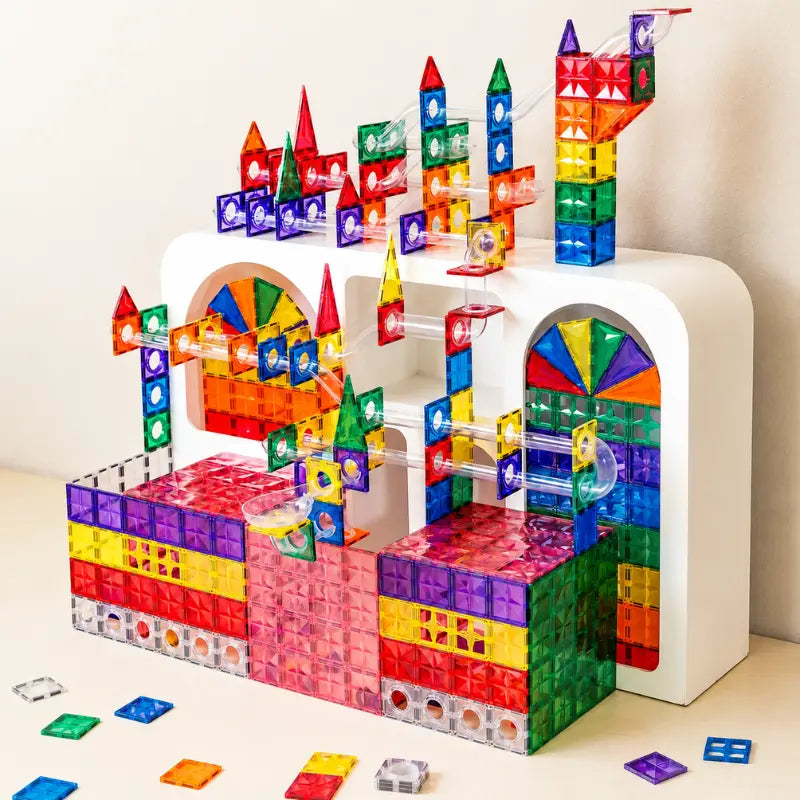 Construção com pista de bolinhas utilizando peças magnéticas Magnetix Kids.