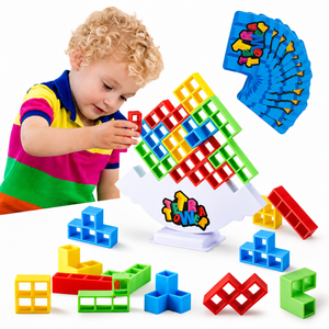 Criança brincando com o brinquedo educativo Tetra Tower desenvolvendo coordenação motora e concentração