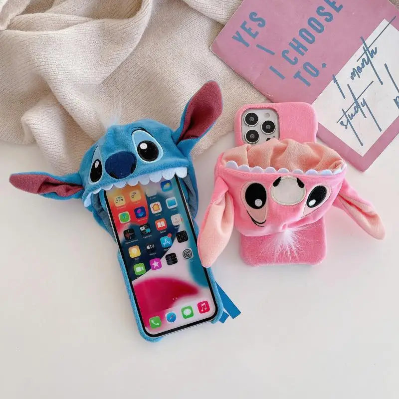 Capinha de iPhone de Camurça com Touca do Stitch e Angel: Estilo e Proteção em Um Só! 📱💙💖