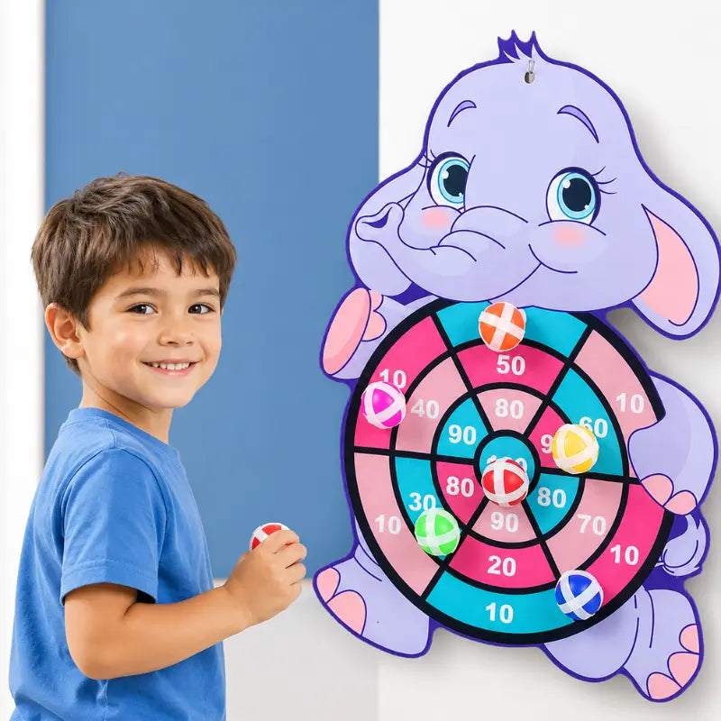 Criança brincando com o Alvo Ball de elefante, jogo de mira infantil com bolinhas de velcro que estimula coordenação motora, concentração e diversão.