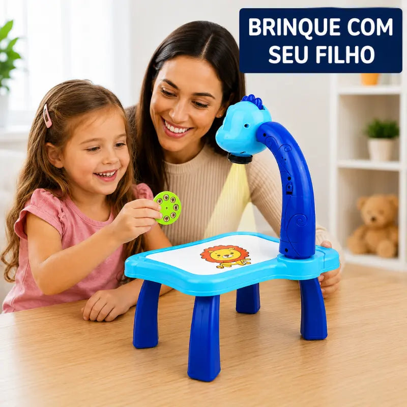 Mãe e filha brincando juntas com a Mesinha Magic Kids projetora infantil para desenhar