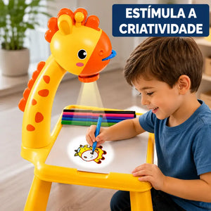 Criança desenhando com a Mesinha Magic Kids projetora que estimula criatividade e coordenação motora
