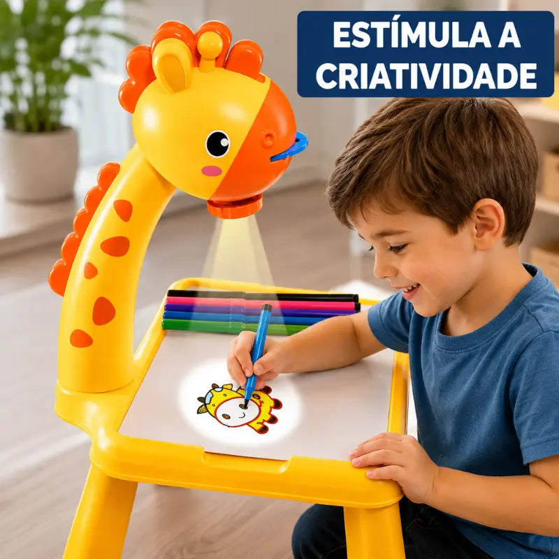 Criança desenhando com a Mesinha Magic Kids projetora que estimula criatividade e coordenação motora