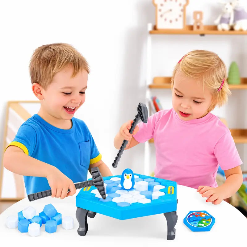 Crianças brincando com o jogo educativo Salve o Pinguim™ desenvolvendo coordenação motora e concentração.