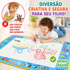 Criança desenhando no tapete mágico com caneta de água sem uso de tinta
